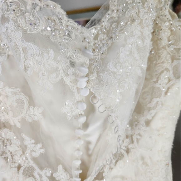 Wedding dress - Picture 1 of 4